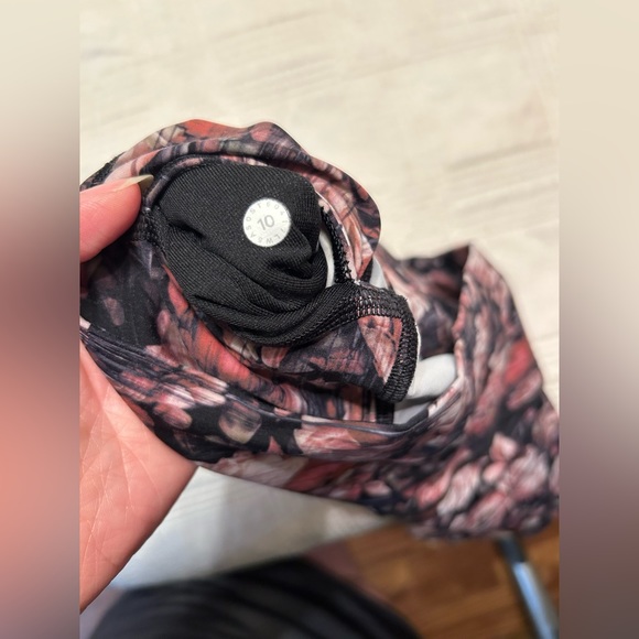 Lululemon full length leggings in pink peony pattern size 10 - Picture 8 of 8